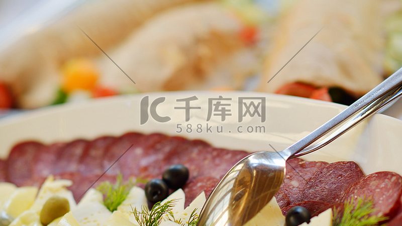 餐饮加盟合同中的“陷阱”：如何识别霸王条款**