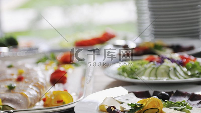 签订加盟代理合同时，要仔细阅读合同条款，关注以下内容：