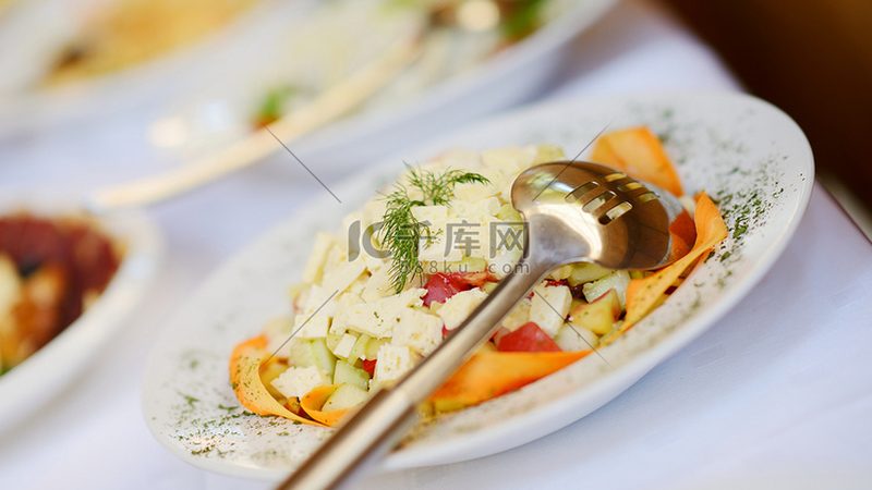 食材配送价格并非一成不变，它由以下几个因素构成：